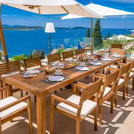 Hvar Sleeps 14 Pool Air Con Wifi