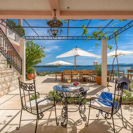 Hvar Sleeps 14 Pool Air Con Wifi